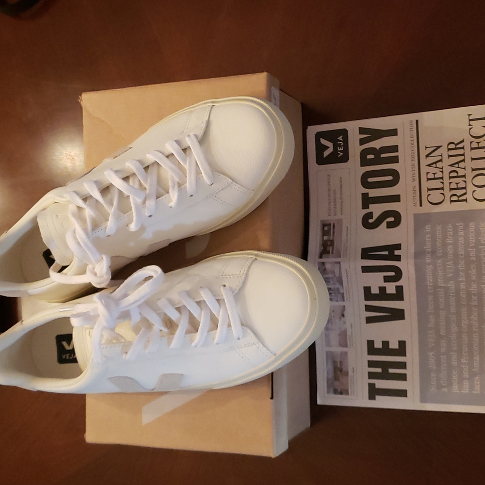 Veja Sneakers - Picture 3 of 7